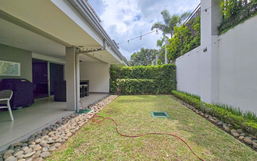 Condo amueblado de 320 m2 con jardín en Jaboncillos Escazú