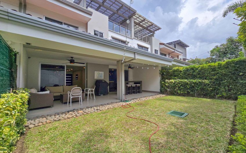 Condo amueblado de 320 m2 con jardín en Jaboncillos Escazú