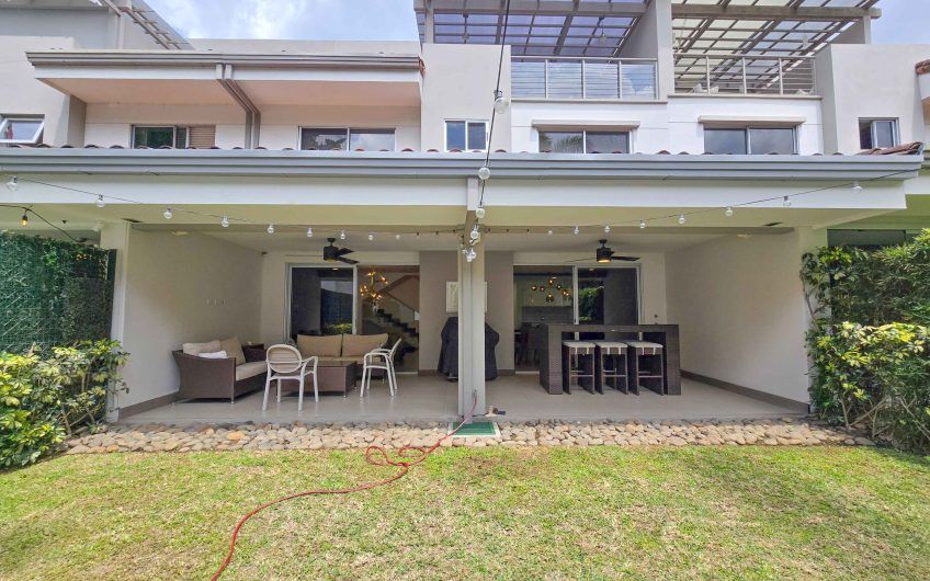 Condo amueblado de 320 m2 con jardín en Jaboncillos Escazú