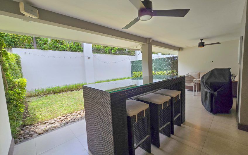 Condo amueblado de 320 m2 con jardín en Jaboncillos Escazú