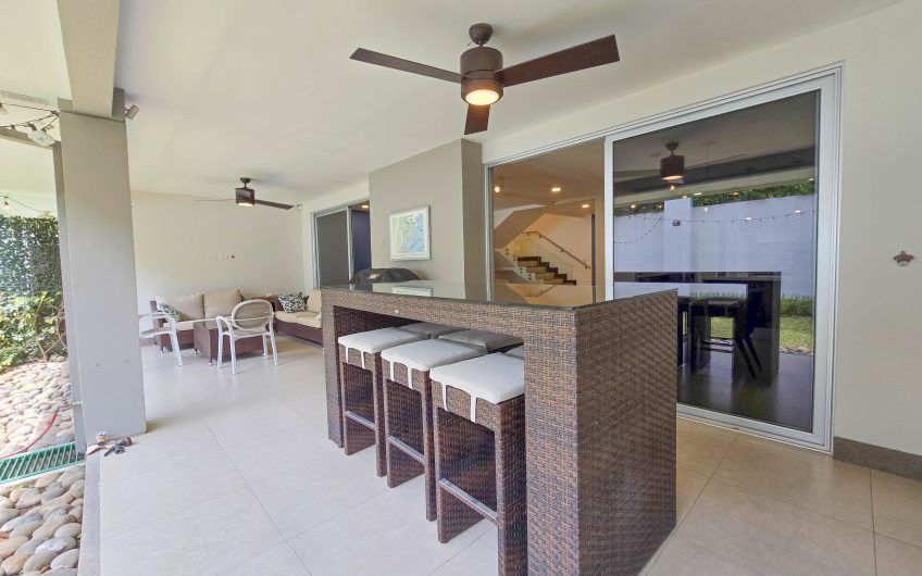 Condo amueblado de 320 m2 con jardín en Jaboncillos Escazú