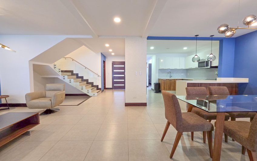 Condo amueblado de 320 m2 con jardín en Jaboncillos Escazú