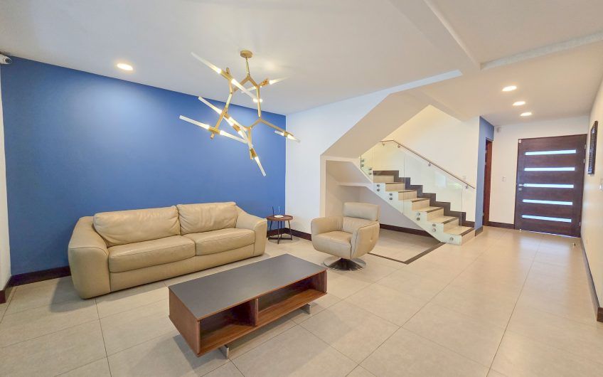Condo amueblado de 320 m2 con jardín en Jaboncillos Escazú