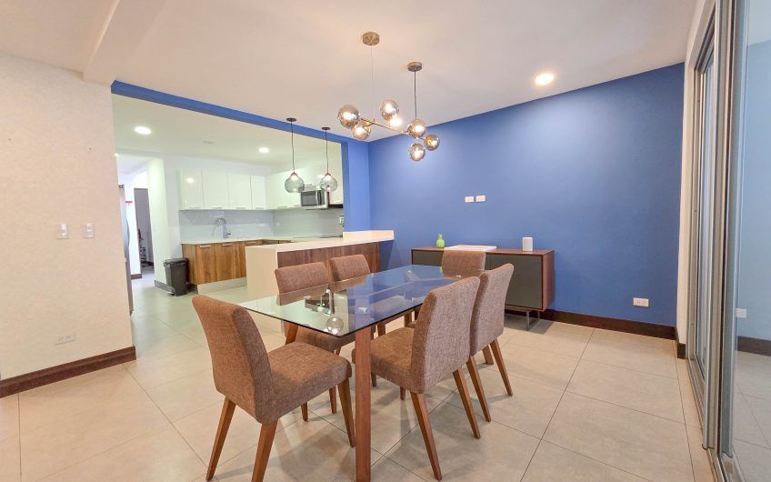 Condo amueblado de 320 m2 con jardín en Jaboncillos Escazú