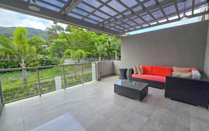 Condo amueblado de 320 m2 con jardín en Jaboncillos Escazú