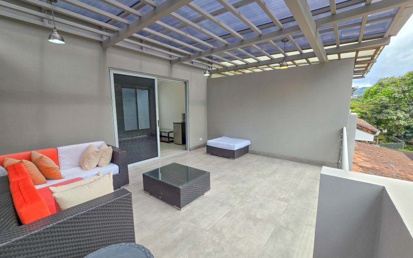 Condo amueblado de 320 m2 con jardín en Jaboncillos Escazú