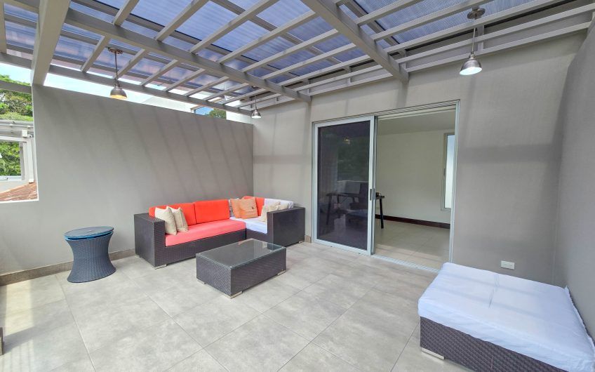 Condo amueblado de 320 m2 con jardín en Jaboncillos Escazú