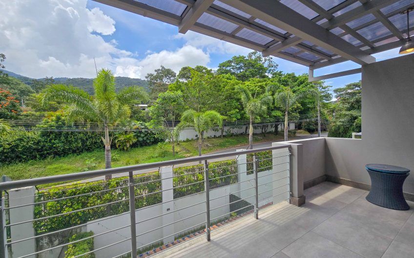 Condo amueblado de 320 m2 con jardín en Jaboncillos Escazú