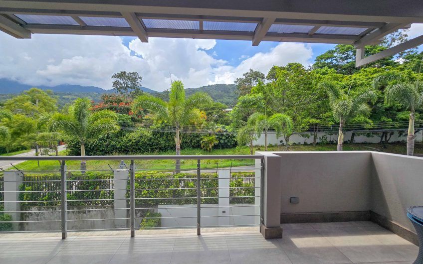 Condo amueblado de 320 m2 con jardín en Jaboncillos Escazú