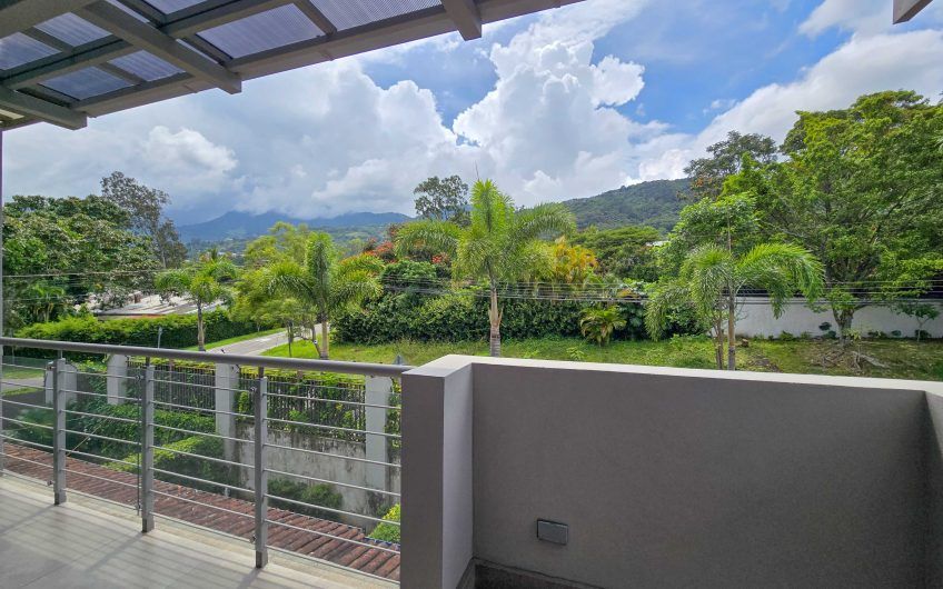 Condo amueblado de 320 m2 con jardín en Jaboncillos Escazú