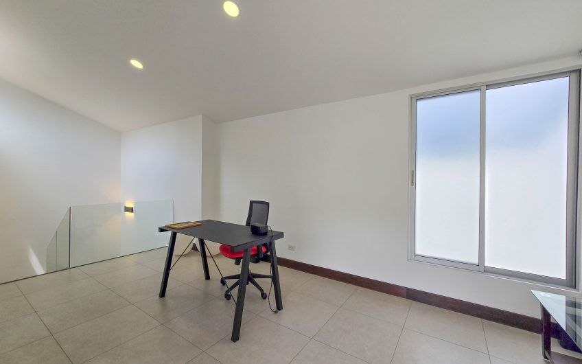 Condo amueblado de 320 m2 con jardín en Jaboncillos Escazú