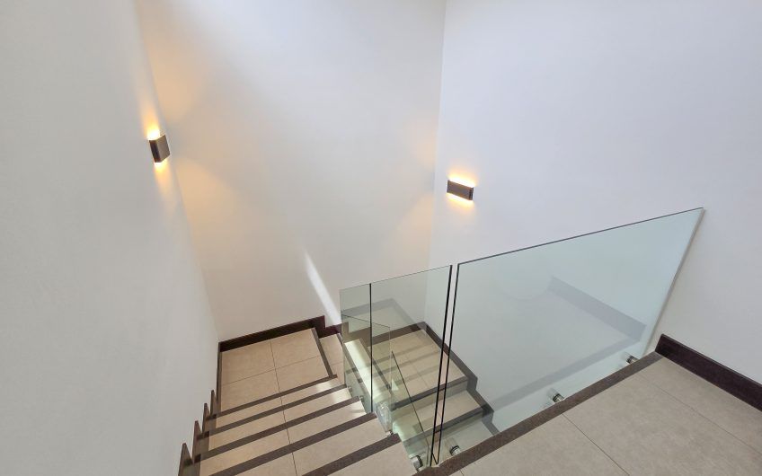 Condo amueblado de 320 m2 con jardín en Jaboncillos Escazú