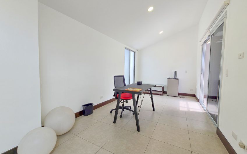 Condo amueblado de 320 m2 con jardín en Jaboncillos Escazú