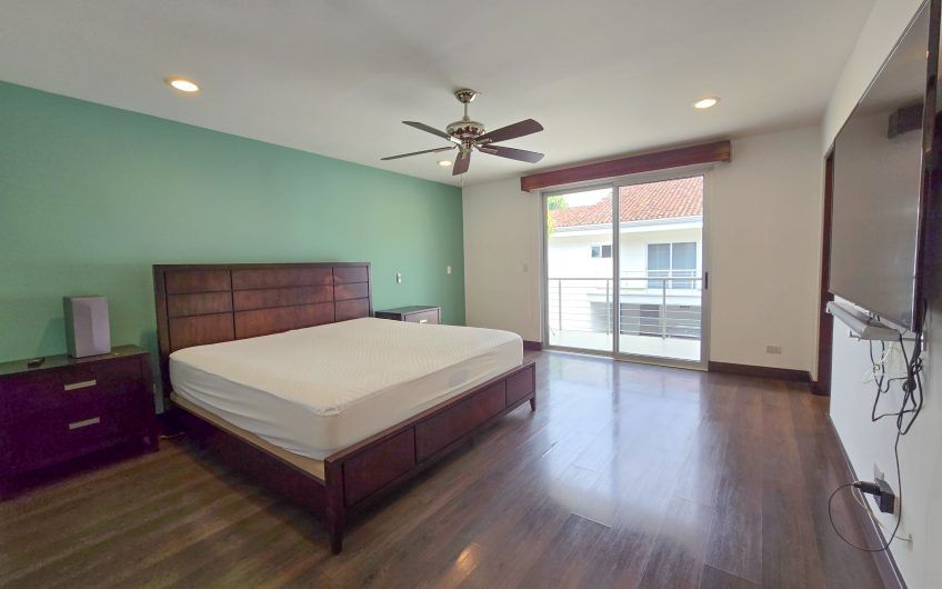 Condo amueblado de 320 m2 con jardín en Jaboncillos Escazú