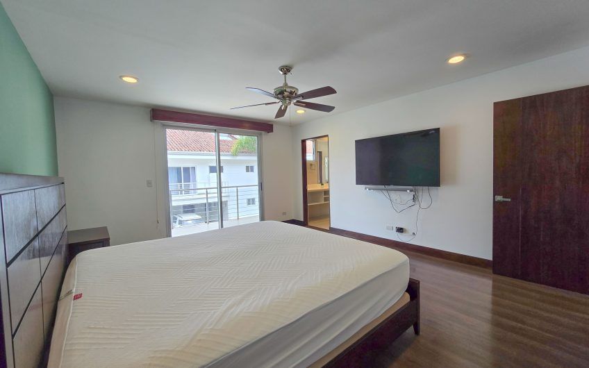 Condo amueblado de 320 m2 con jardín en Jaboncillos Escazú