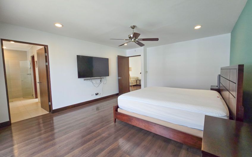 Condo amueblado de 320 m2 con jardín en Jaboncillos Escazú