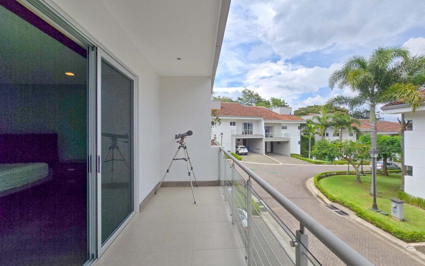 Condo amueblado de 320 m2 con jardín en Jaboncillos Escazú