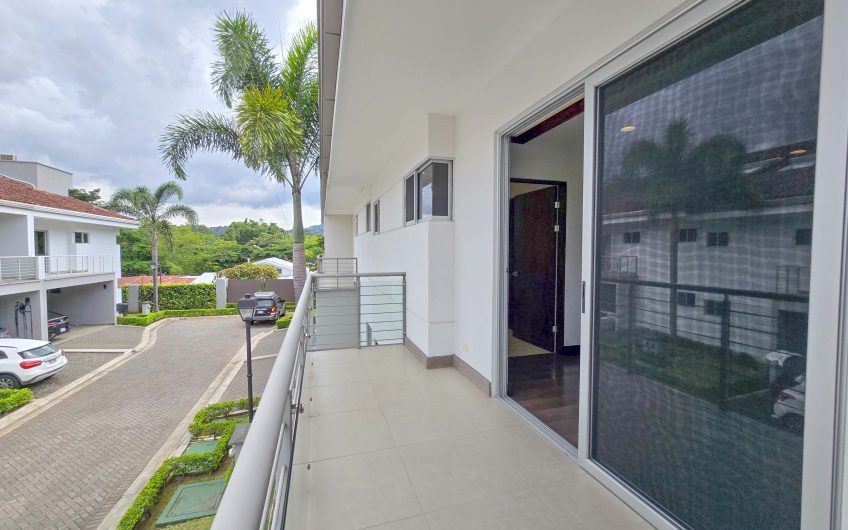 Condo amueblado de 320 m2 con jardín en Jaboncillos Escazú