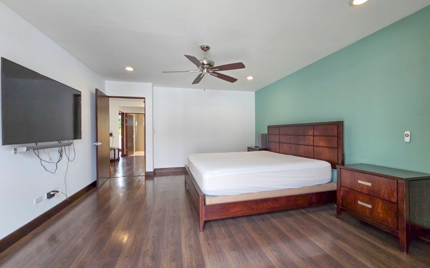 Condo amueblado de 320 m2 con jardín en Jaboncillos Escazú