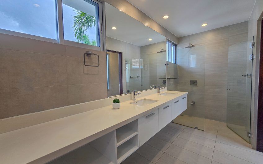 Condo amueblado de 320 m2 con jardín en Jaboncillos Escazú