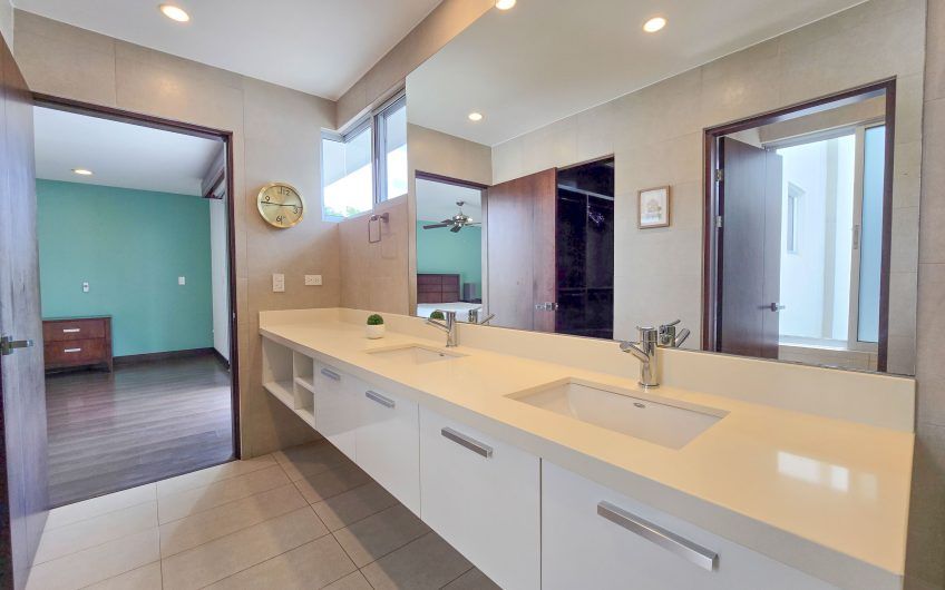 Condo amueblado de 320 m2 con jardín en Jaboncillos Escazú