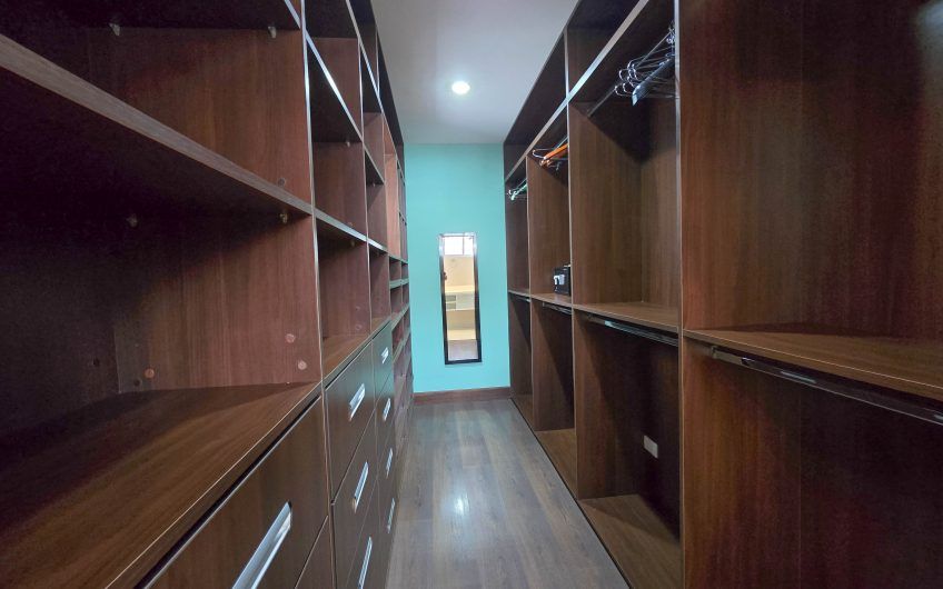 Condo amueblado de 320 m2 con jardín en Jaboncillos Escazú