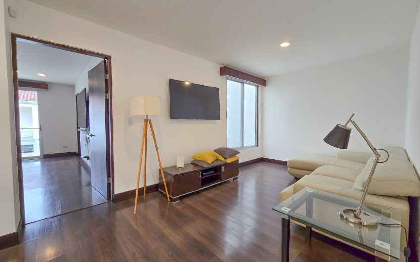 Condo amueblado de 320 m2 con jardín en Jaboncillos Escazú