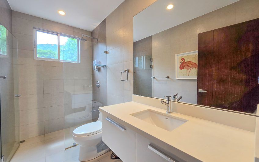 Condo amueblado de 320 m2 con jardín en Jaboncillos Escazú