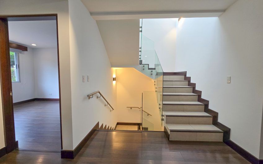 Condo amueblado de 320 m2 con jardín en Jaboncillos Escazú