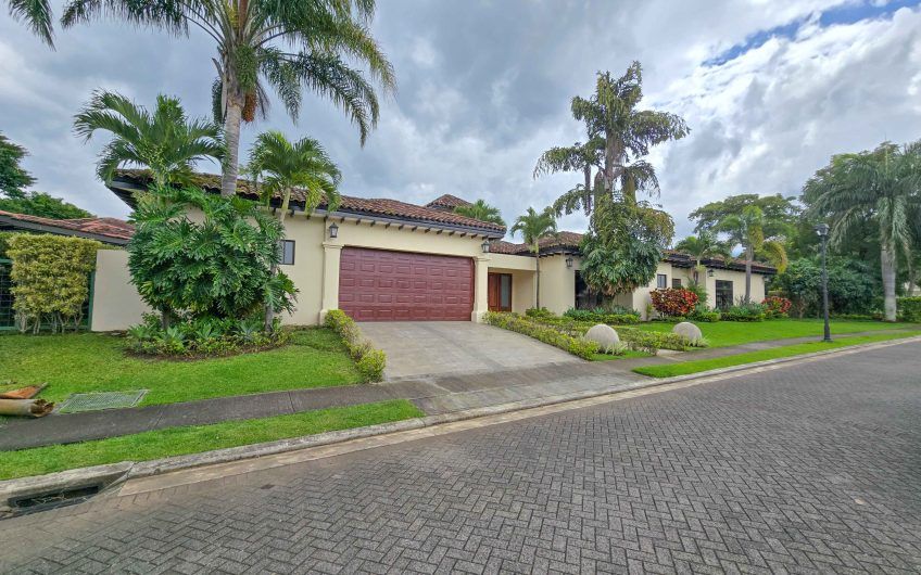 La Hacienda del Bosque Santa Ana! Casa de una planta con 1.010 m2 lote
