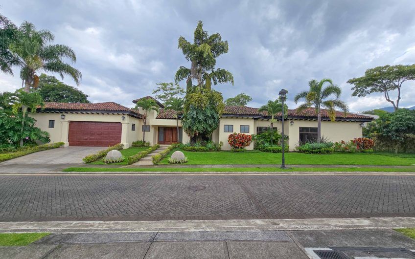 La Hacienda del Bosque Santa Ana! Casa de una planta con 1.010 m2 lote