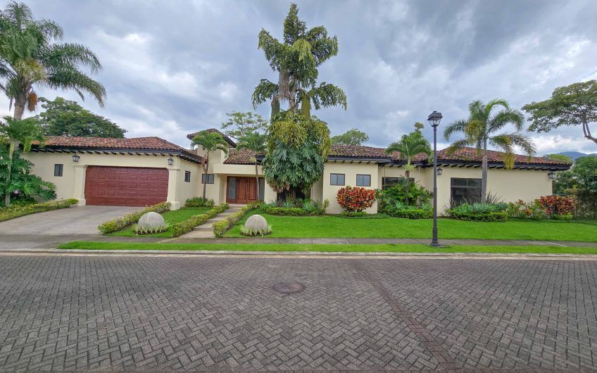 La Hacienda del Bosque Santa Ana! Casa de una planta con 1.010 m2 lote