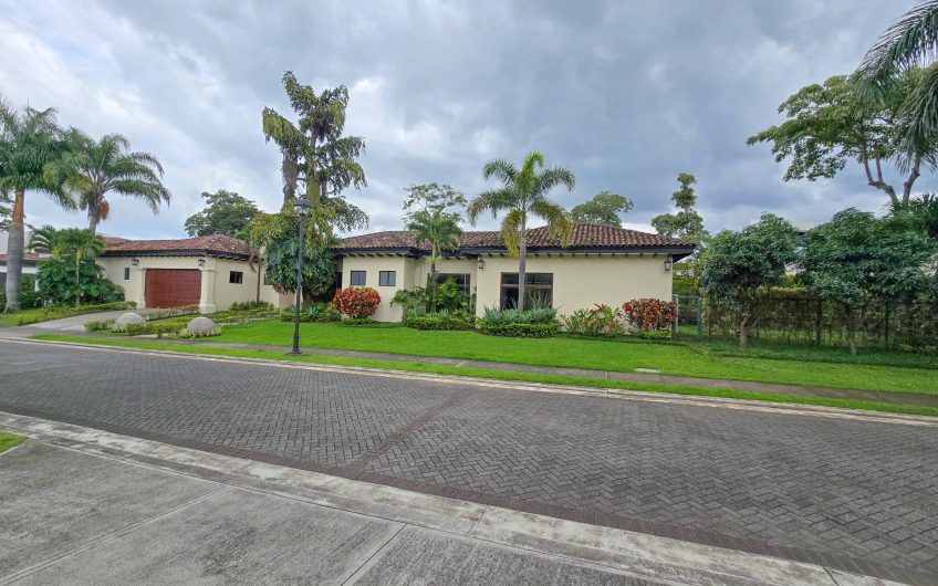 La Hacienda del Bosque Santa Ana! Casa de una planta con 1.010 m2 lote