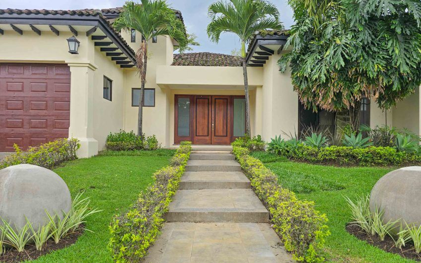 La Hacienda del Bosque Santa Ana! Casa de una planta con 1.010 m2 lote