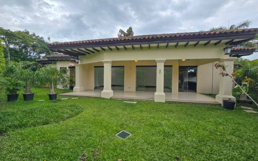 La Hacienda del Bosque Santa Ana! Casa de una planta con 1.010 m2 lote
