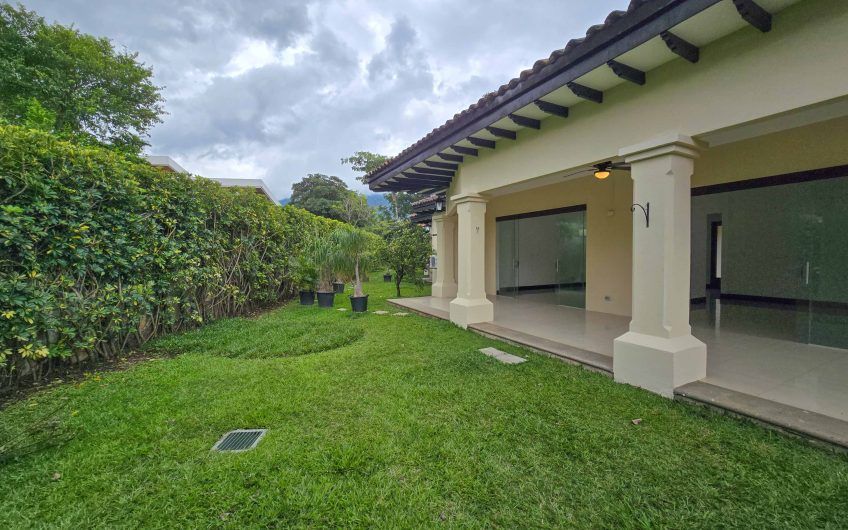 La Hacienda del Bosque Santa Ana! Casa de una planta con 1.010 m2 lote