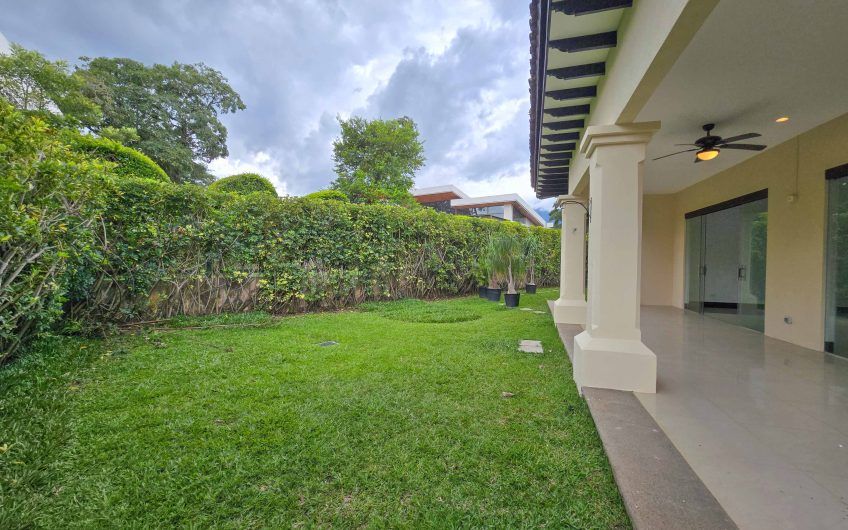 La Hacienda del Bosque Santa Ana! Casa de una planta con 1.010 m2 lote