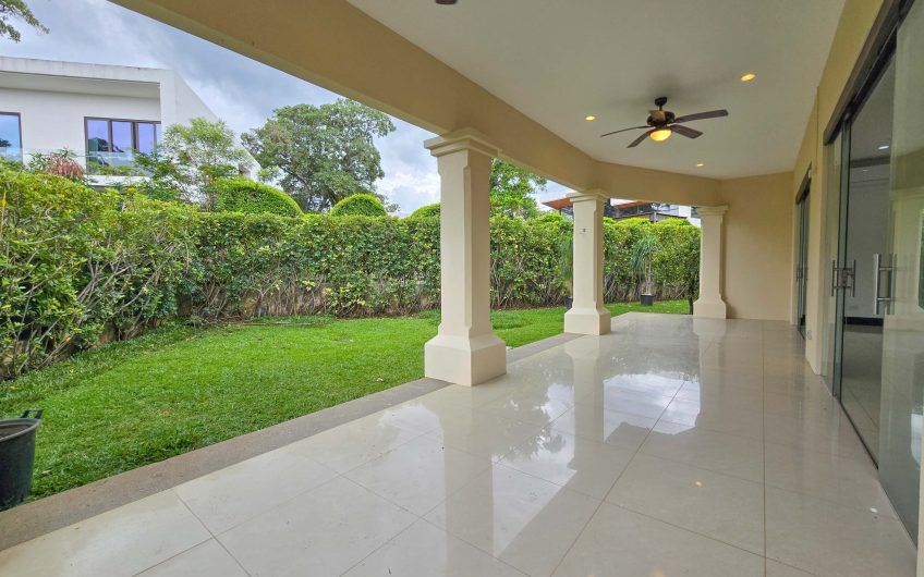 La Hacienda del Bosque Santa Ana! Casa de una planta con 1.010 m2 lote