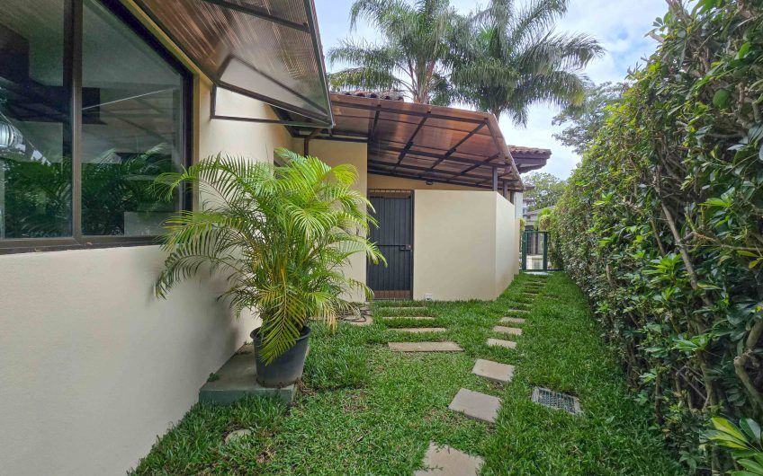 La Hacienda del Bosque Santa Ana! Casa de una planta con 1.010 m2 lote