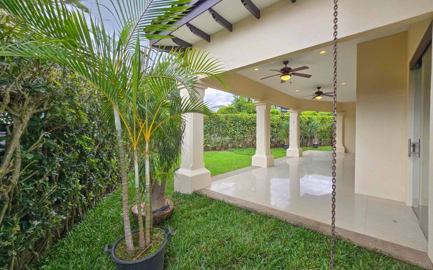 La Hacienda del Bosque Santa Ana! Casa de una planta con 1.010 m2 lote