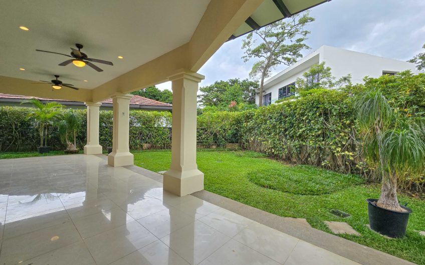 La Hacienda del Bosque Santa Ana! Casa de una planta con 1.010 m2 lote