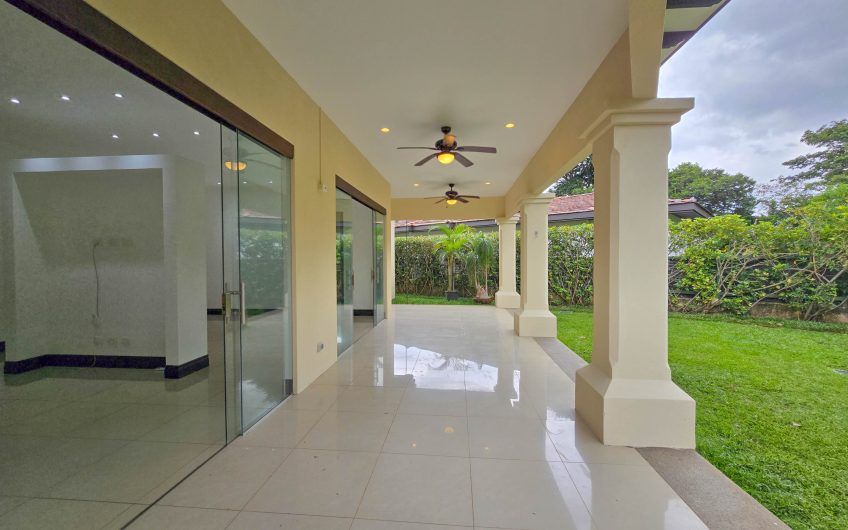 La Hacienda del Bosque Santa Ana! Casa de una planta con 1.010 m2 lote
