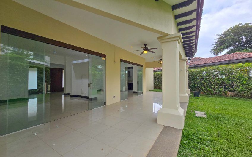 La Hacienda del Bosque Santa Ana! Casa de una planta con 1.010 m2 lote