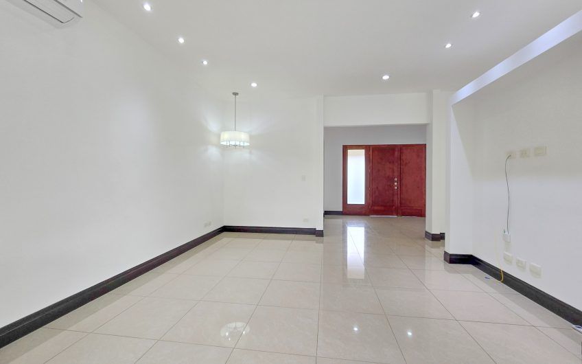 La Hacienda del Bosque Santa Ana! Casa de una planta con 1.010 m2 lote