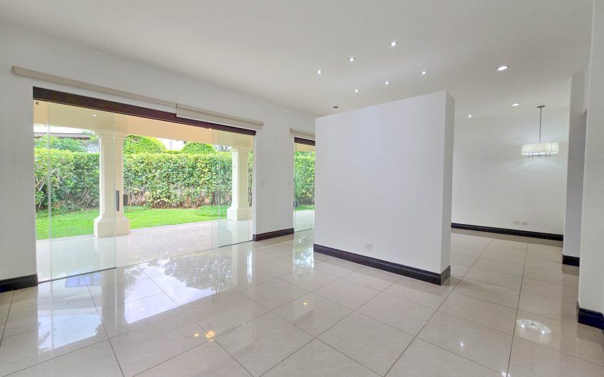 La Hacienda del Bosque Santa Ana! Casa de una planta con 1.010 m2 lote