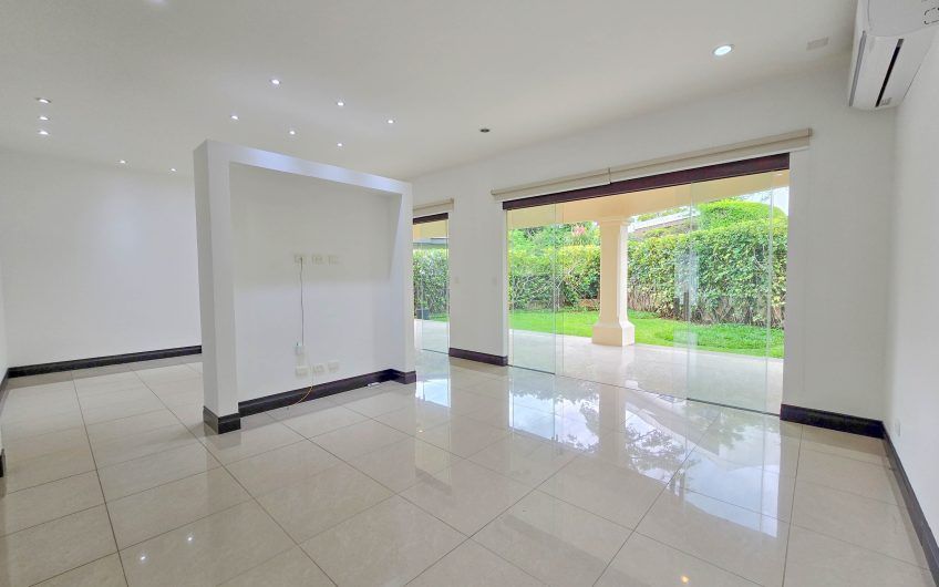 La Hacienda del Bosque Santa Ana! Casa de una planta con 1.010 m2 lote