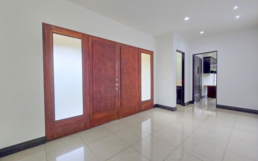La Hacienda del Bosque Santa Ana! Casa de una planta con 1.010 m2 lote