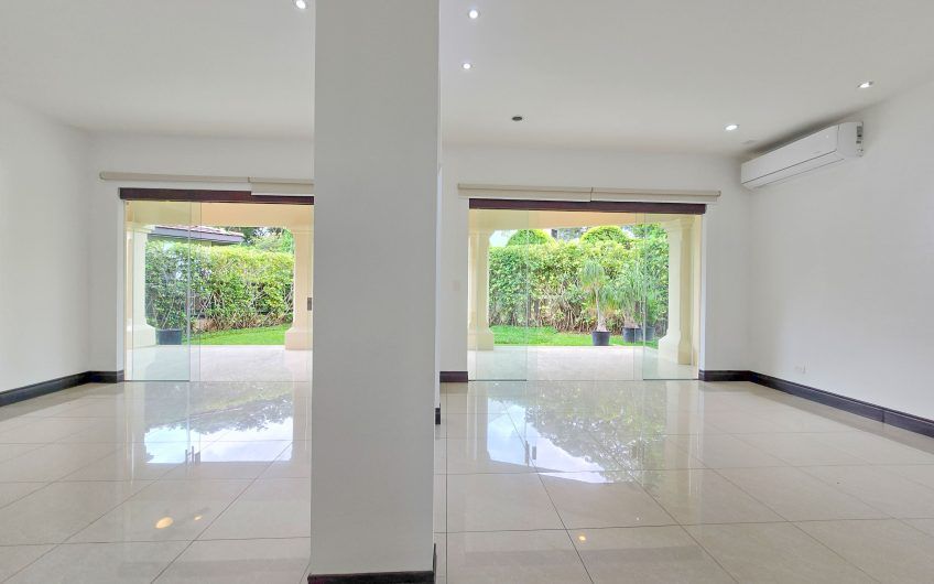 La Hacienda del Bosque Santa Ana! Casa de una planta con 1.010 m2 lote