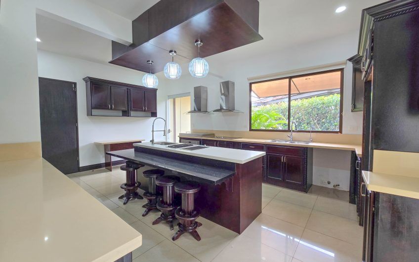 La Hacienda del Bosque Santa Ana! Casa de una planta con 1.010 m2 lote