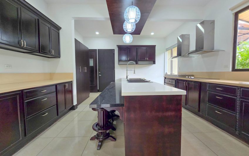 La Hacienda del Bosque Santa Ana! Casa de una planta con 1.010 m2 lote